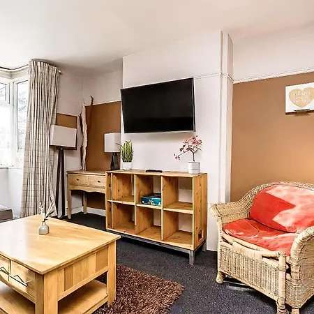Bright & Stylish 3br - Close To Uwe & Free Parking בית נופש