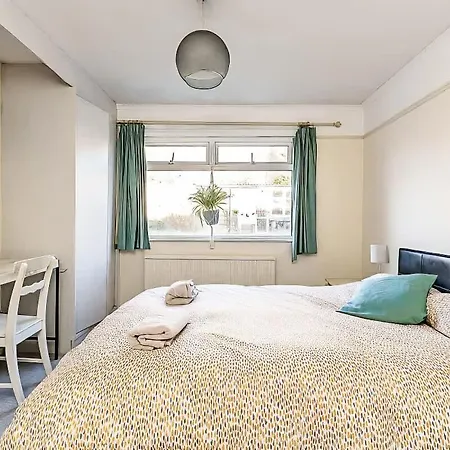 Bright & Stylish 3br - Close To Uwe & Free Parking בית נופש