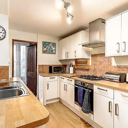 Bright & Stylish 3br - Close To Uwe & Free Parking