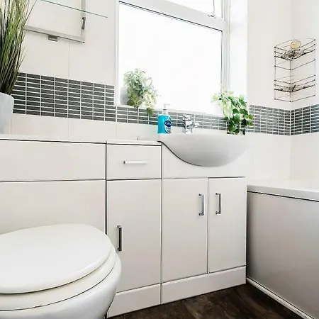 Bright & Stylish 3br - Close To Uwe & Free Parking Tatil Evi