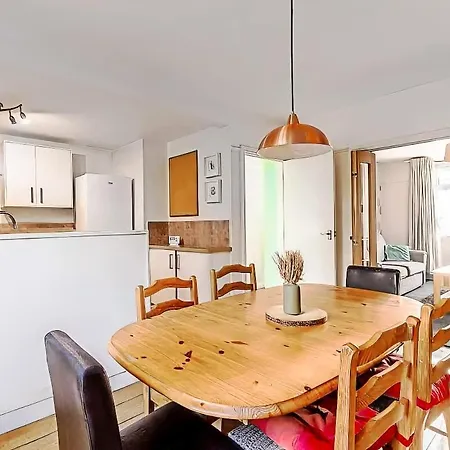 Tatil Evi Bright & Stylish 3br - Close To Uwe & Free Parking *