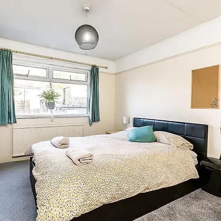 Tatil Evi Bright & Stylish 3br - Close To Uwe & Free Parking
